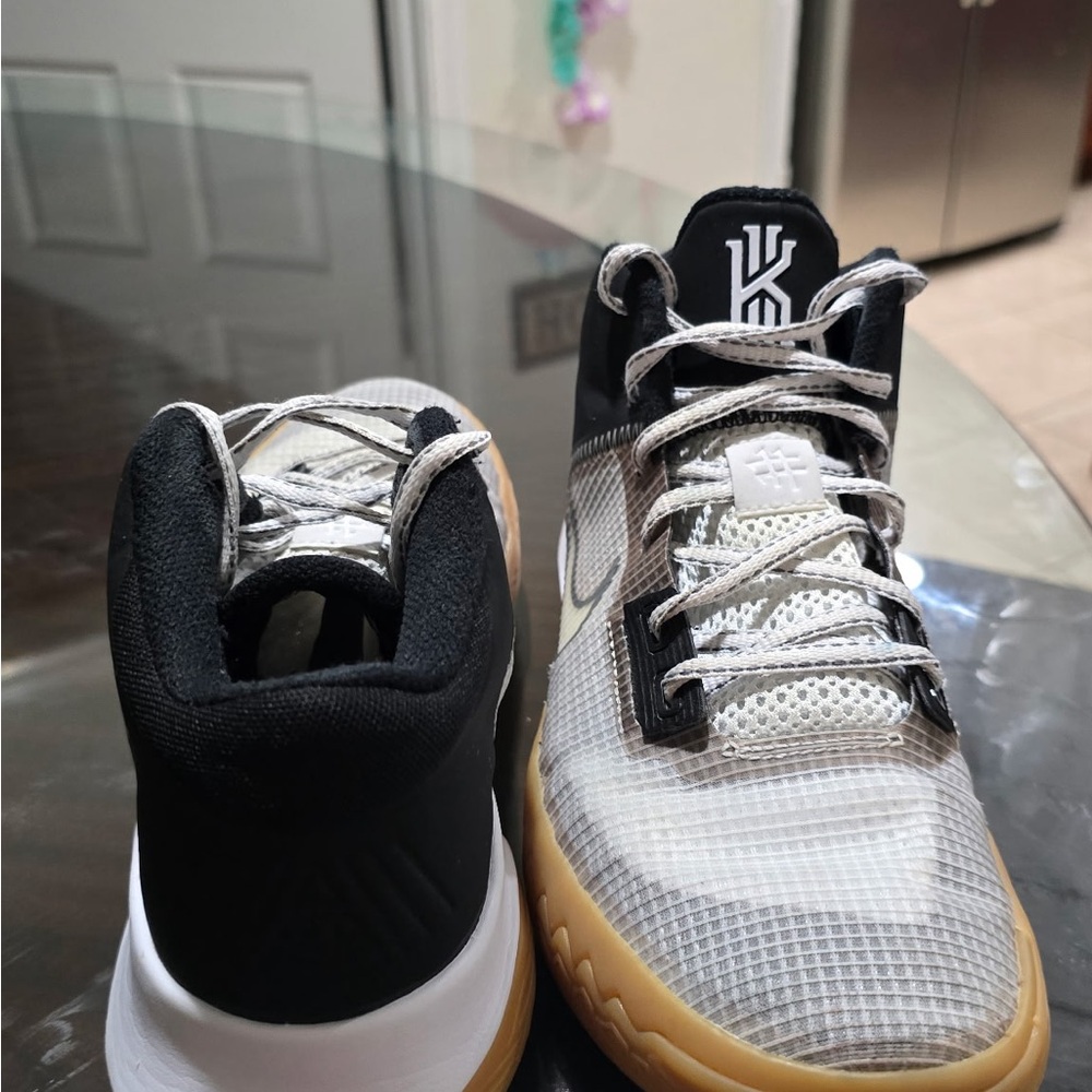 Size 8 - Nike Kyrie Flytrap 4 Black Cool Grey (barely worn)